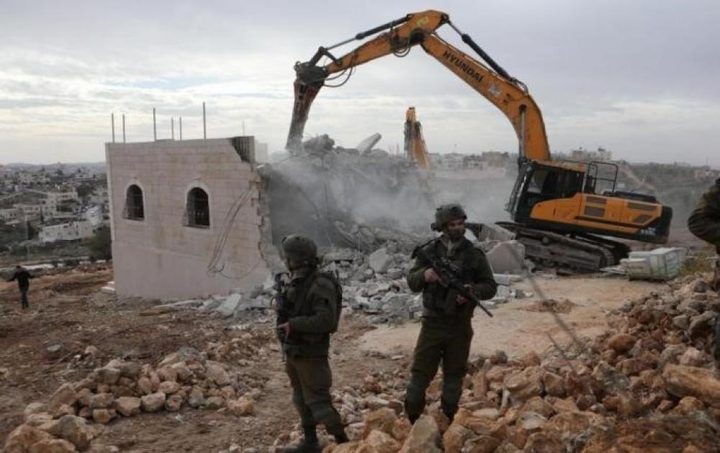 الاحتلال يخطر بهدم 13 منشأة في العيزرية جنوب شرق القدس
