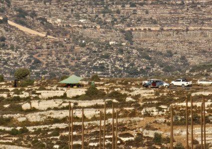 مستوطنون يعيدون إقامة بؤرة استعمارية في عطارة شمال رام الله