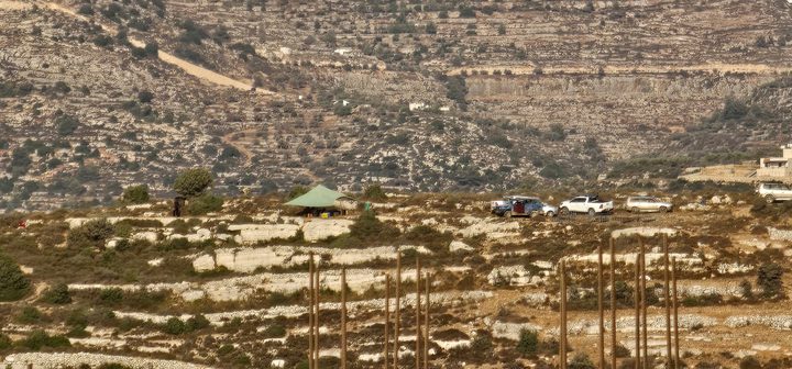 مستوطنون يعيدون إقامة بؤرة استعمارية في عطارة شمال رام الله