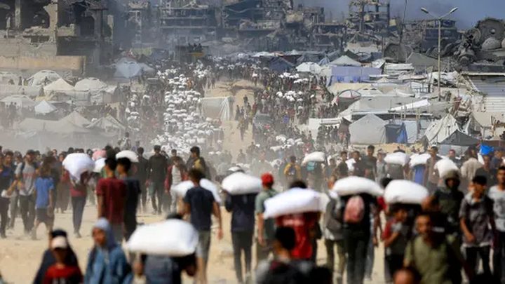 إسرائيل تضيّق الخناق على منظمات الإغاثة وتكثف القصف على غزة