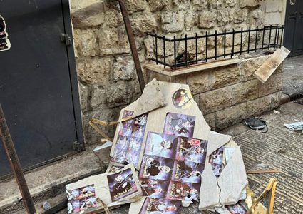 آثار اقتحام شارع النصر بالبلدة القديمة بنابلس وتحطيم صروح وملصقات الشهداء واقتحام وتخريب زاوية الشيخ نظمي.