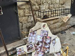 آثار اقتحام شارع النصر بالبلدة القديمة بنابلس وتحطيم صروح وملصقات الشهداء واقتحام وتخريب زاوية الشيخ نظمي.