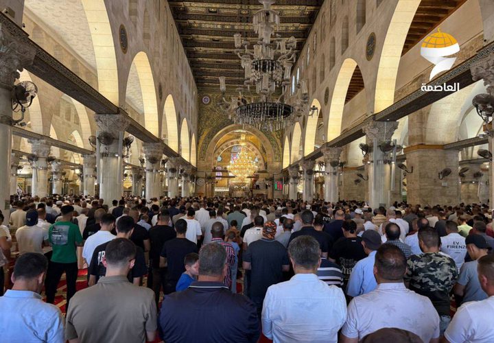 مواطنون يؤدون صلاة الجمعة في رحاب المسجد الأقصى المبارك رغم عراقيل الاحتلال
