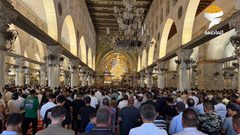 مواطنون يؤدون صلاة الجمعة في رحاب المسجد الأقصى المبارك رغم عراقيل الاحتلال