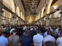 مواطنون يؤدون صلاة الجمعة في رحاب المسجد الأقصى المبارك رغم عراقيل الاحتلال
