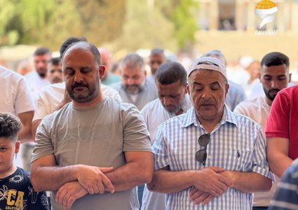 مواطنون يؤدون صلاة الجمعة في رحاب المسجد الأقصى المبارك رغم عراقيل الاحتلال