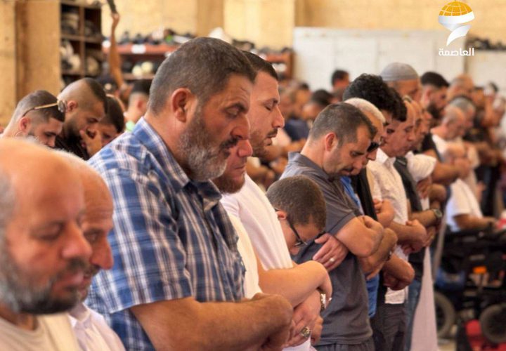 مواطنون يؤدون صلاة الجمعة في رحاب المسجد الأقصى المبارك رغم عراقيل الاحتلال