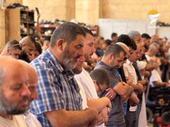 مواطنون يؤدون صلاة الجمعة في رحاب المسجد الأقصى المبارك رغم عراقيل الاحتلال