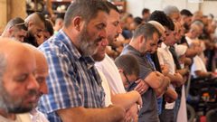 مواطنون يؤدون صلاة الجمعة في رحاب المسجد الأقصى المبارك رغم عراقيل الاحتلال