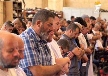 مواطنون يؤدون صلاة الجمعة في رحاب المسجد الأقصى المبارك رغم عراقيل الاحتلال