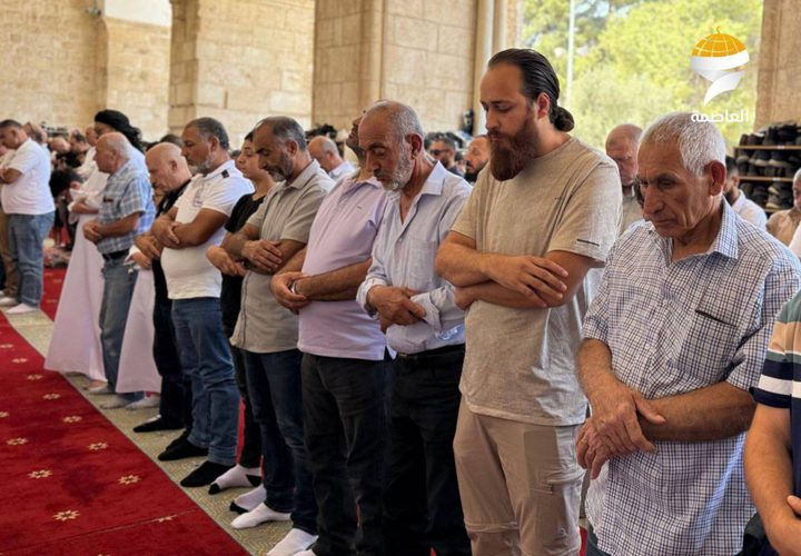 مواطنون يؤدون صلاة الجمعة في رحاب المسجد الأقصى المبارك رغم عراقيل الاحتلال