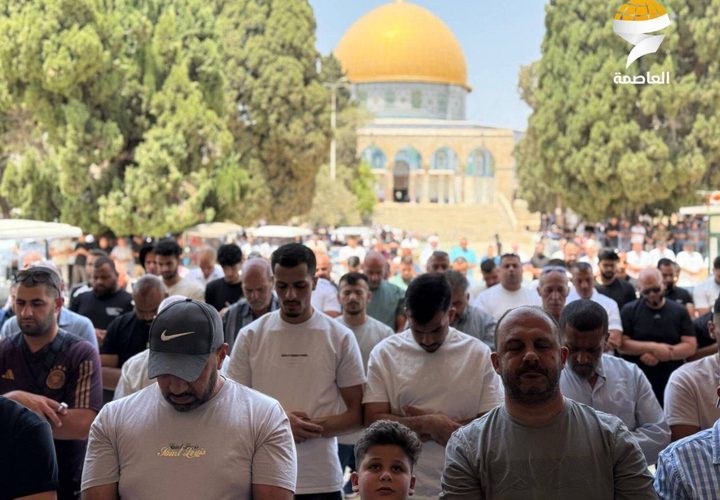 مواطنون يؤدون صلاة الجمعة في رحاب المسجد الأقصى المبارك رغم عراقيل الاحتلال