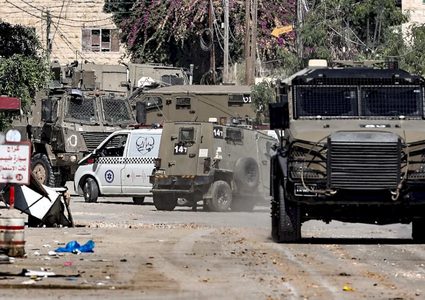 الاحتلال يغلق طرقا فرعية في تقوع