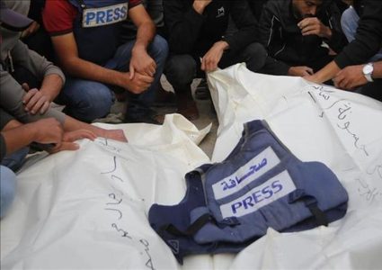 كاتبة أسترالية: "إسرائيل" تملك وحدة عسكرية لتبرير فظائعها