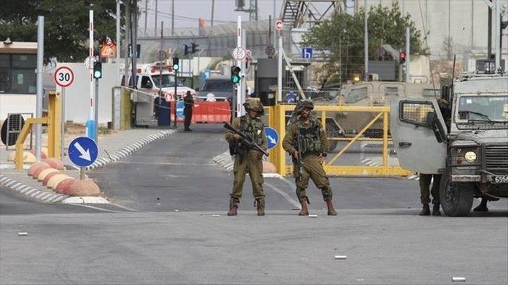 الاحتلال ينصب حاجزا عسكريا على شارع رام الله القدس