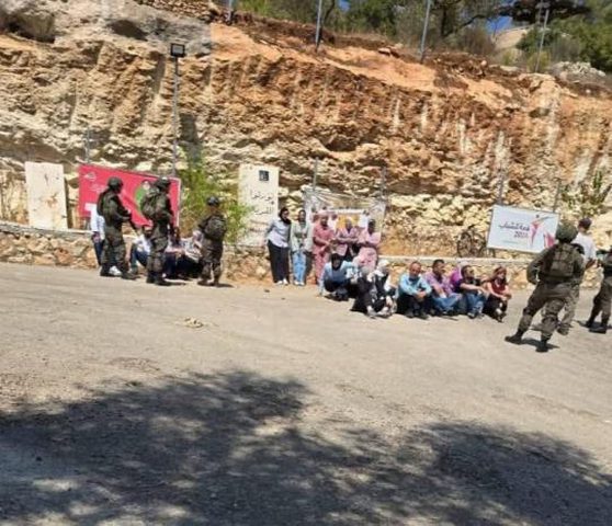 الاحتلال يحتجز وزير الثقافة في قرية كفر نعمة في رام الله