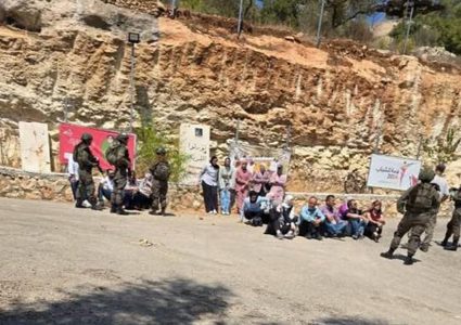 الاحتلال يحتجز وزير الثقافة في قرية كفر نعمة في رام الله