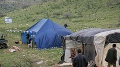 مستوطنون ينصبون ثلاث خيم على أراضي المواطنين في مسافر يطا