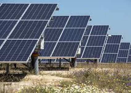 الاحتلال يستولي على مجمع طاقة شمسية وجرار زراعي في الأغوار الشمالية