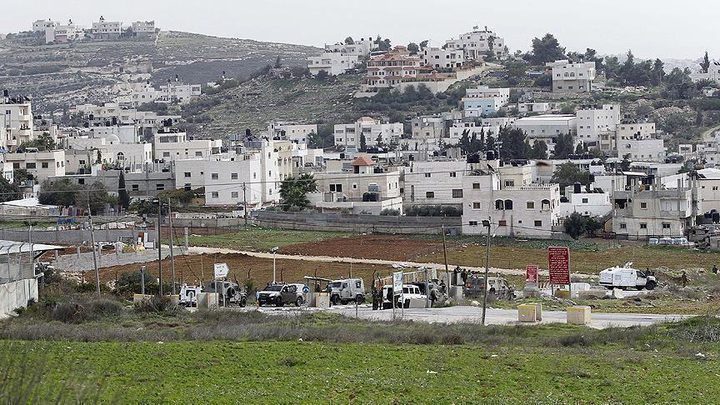 مستوطنون يشرعون بشق طريق استيطاني جديد في أراضي أم صفا شمال غرب رام الله