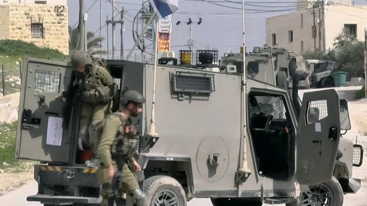 قوات الاحتلال تقتحم بيت فجار وتستولي على سطح بناية