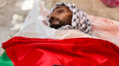 استشهاد نجم منتخب فلسطين لكرة السلة محمد شعلان الملقّب بـ"الزلزال"، بنيران الاحتلال أثناء محاولته الحصول على المساعدات في خانيونس جنوب القطاع.