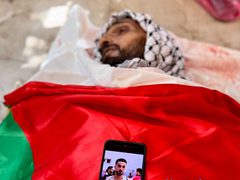 استشهاد نجم منتخب فلسطين لكرة السلة محمد شعلان الملقّب بـ"الزلزال"، بنيران الاحتلال أثناء محاولته الحصول على المساعدات في خانيونس جنوب القطاع.