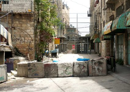 الاحتلال يفرض منعا للتجول ويداهم منازل في البلدة القديمة من الخليل