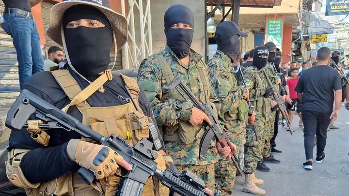 تسليم الدفعة الأولى من السلاح الموجود داخل المخيمات الفلسطينية للجيش اللبناني