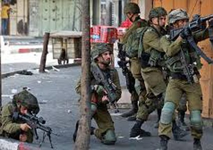 الخليل: جيش الاحتلال يطلق النار على فلسطيني يحمل مسدس لعبة