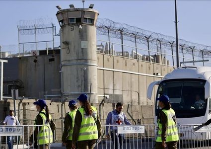 الصليب الأحمر: إطلاق سراح 10 معتقلين ونقلهم لمستشفى شهداء الأقصى