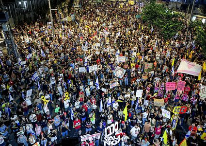 مظاهرات في تل أبيب للمطالبة بصفقة تبادل.. وعائلات الرهائن تعلن تصعيد احتجاجاتها