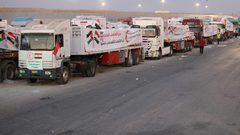 شاحنات مساعدات إنسانية تتحرك من رفح نحو كرم أبو سالم تمهيداً لإدخالها غزة