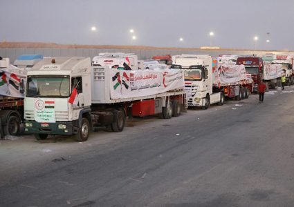 شاحنات مساعدات إنسانية تتحرك من رفح نحو كرم أبو سالم تمهيداً لإدخالها غزة