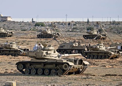 تقرير: مصر تخشى احتلال غزة وتعزز قواتها على الحدود