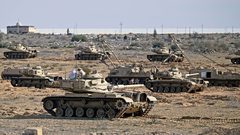 تقرير: مصر تخشى احتلال غزة وتعزز قواتها على الحدود