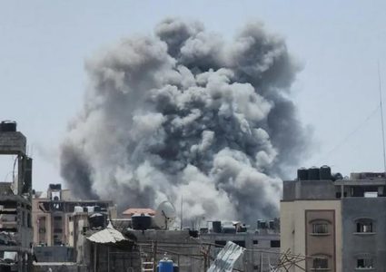 الاحتلال يقصف فريق تأمين المساعدات بدير البلح ومنزلا شمال غرب غزة