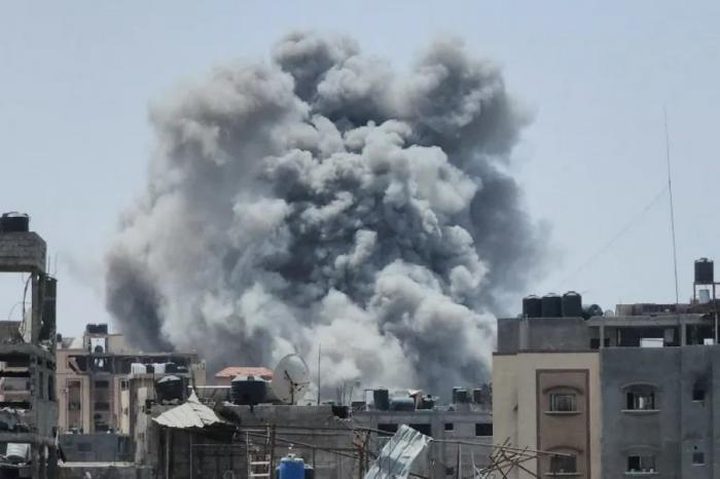 الاحتلال يقصف فريق تأمين المساعدات بدير البلح ومنزلا شمال غرب غزة