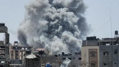 الاحتلال يقصف فريق تأمين المساعدات بدير البلح ومنزلا شمال غرب غزة