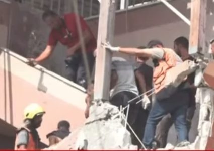 الاحتلال يرتكب مجزرة بحق الصحفيين والدفاع المدني في مجمع ناصر