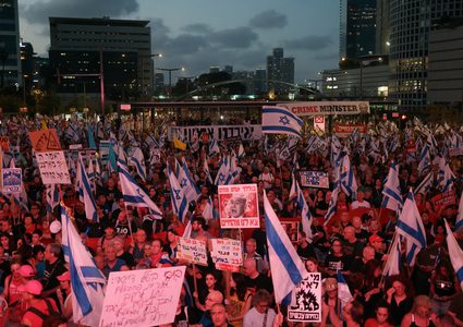 مظاهرات تشلُّ الحركة في إسرائيل للمطالبة باتفاق يعيد الاسرى من غزة