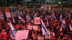 مظاهرات تشلُّ الحركة في إسرائيل للمطالبة باتفاق يعيد الاسرى من غزة