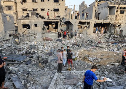 7 شهداء إثر قصف الاحتلال محيط مدرسة تؤوي نازحين ومنزلا بقطاع غزة