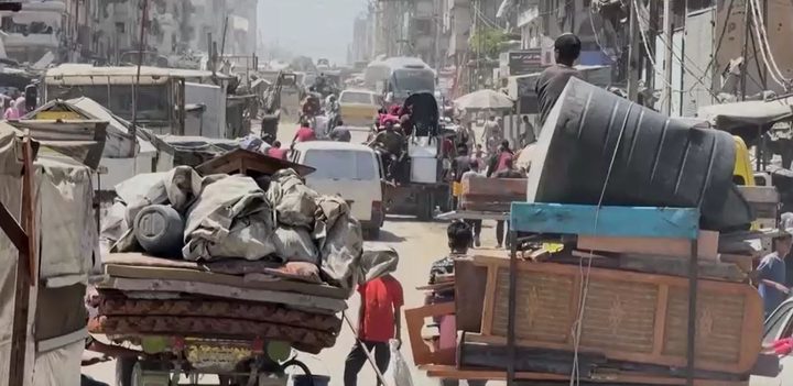 «هل نبقى هنا لنموت؟» الغزيون يفرون من منطقة إلى أخرى تحت القصف الإسرائيلي