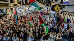 مسيرة حاشدة في مدينة طنجة المغربية نصرة لغزة ورفضا لحرب الإبادة المستمرة والتطبيع مع الاحتلال