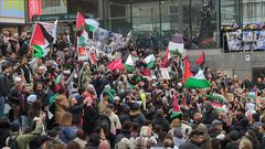 وقفة احتجاجية حاشدة في العاصمة السويدية ستوكهولم تضامنا مع أبناء شعبنا في غزة