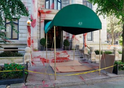 متظاهرون يرشون طلاء أحمر على منزل مدير "نيويورك تايمز"