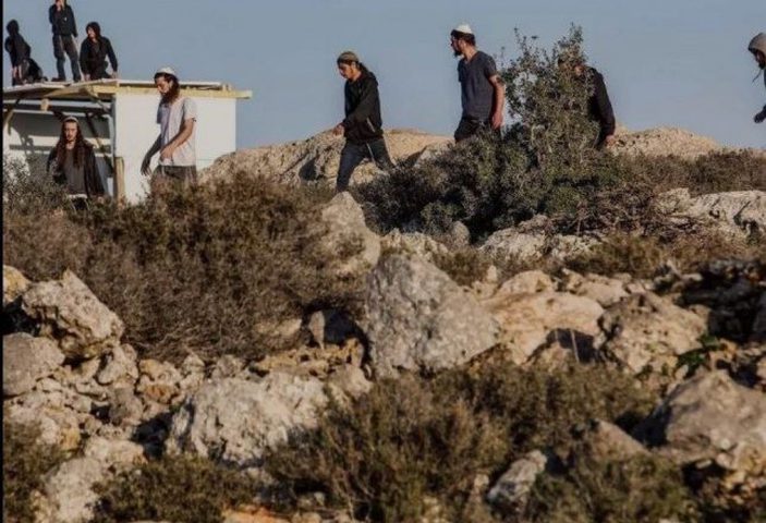 مستوطنون يهاجمون منازل المواطنين ويستولون على محتوياتها في كيسان شرق بيت لحم