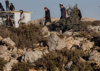 مستوطنون يهاجمون منازل المواطنين ويستولون على محتوياتها في كيسان شرق بيت لحم