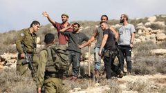 الاحتلال يعتقل مواطنين ومستوطنوه يهاجمون منزلًا في الخليل